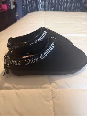 Juicy Couture Black Logo-Trim Slip-On Cozy Shoes